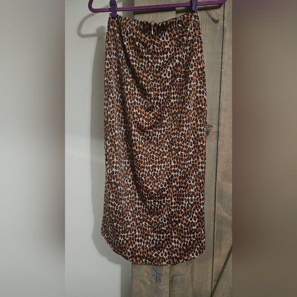 URBAN OUTFITTERS Leopard print Satin kelly Tulip wrap midi skirt. Size XS - Picture 11 of 14